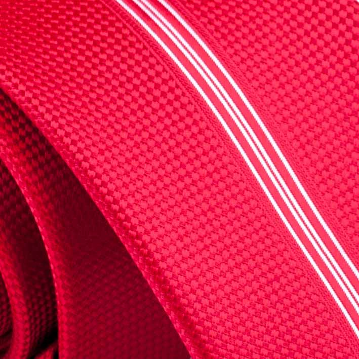 Červená kravata s pruhem detail