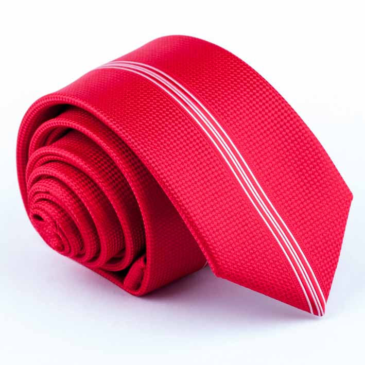Červená kravata s pruhem 