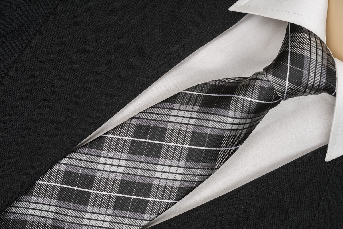 Sivá kravata se vzorom
