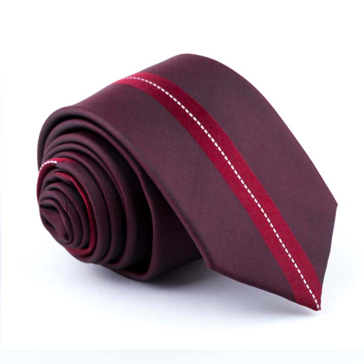 tmavo červená kravata s pruhom